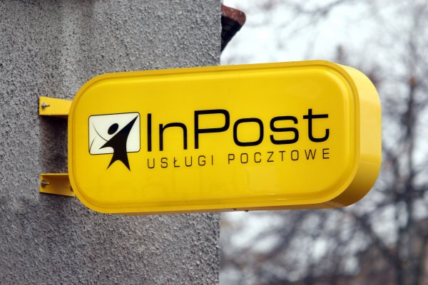 reklama świetlna InPost na budynku