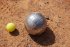 Bulle (petanque) - od lewej tzw. świnka i kula do rzucania